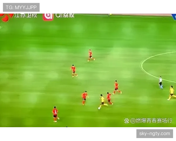 石宇奇上场像要把球拍掰断，下了场像去便利店扫码付钱的邻家哥，反差真带劲
