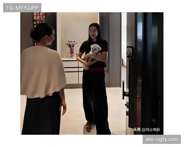 贾一凡机场照,西装配拖鞋,手提包能买我几个月房租,笑得随意像没事人 贾一凡机场照,西装配拖鞋,手提包能买我几个月房租,笑得随意像没事人